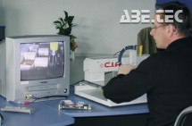 Osazovací pracoviště s obsluhou, připojené k monitoru