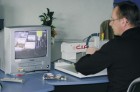 Osazovací pracoviště s obsluhou, připojené k monitoru