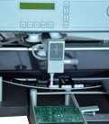 Osazovací hlava, zelená LED indikuje správné položení SMD