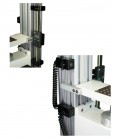 Digitální zobrazení dráhy, dráha 152 mm [6"], rozlišení 0,01 mm [0,0005"], výstup SPC pro automatizovaný sběr dat. Sada horních a dolních nastavitelných polovodičových koncových vypínačů. Opakovatelnost až 0,03 mm [0,001"]. Obojí na objednávku.
