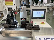 Stroj pro automatické odizolování a lisování SCMA