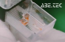 Po odřezání se zbytky nebo úlomky knotu shromažďují ve sběrné nádobce