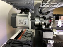 K pohonům se používají servomotory.