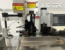 Stroj pro automatické odizolování a lisování SCMA