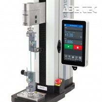 Je zobrazen zkušební rám F305-EM konfigurovaný pro vertikální zkoušku tahem drátu.