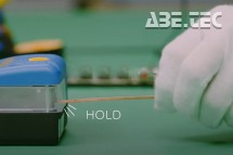 Díky upevňovacímu mechanismu odpadá nutnost ručního vytahování nového knotu po odstřižení
