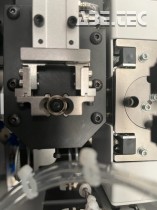 Stroj pro odizolování a krimpovaní volných předizolovaných koncovek STRIMP R