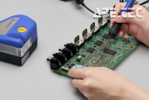 Odstřihnutí starého a vytažení nového knotu pouze jednou rukou