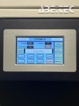 Stroj pro odizolování a krimpovaní volných předizolovaných koncovek STRIMP R