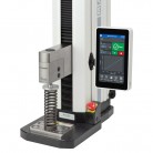 Zkušební rám F305-EM zobrazený v konfiguraci pro zkoušku stlačení pružiny