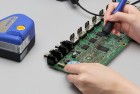 Odstřihnutí starého a vytažení nového knotu pouze jednou rukou